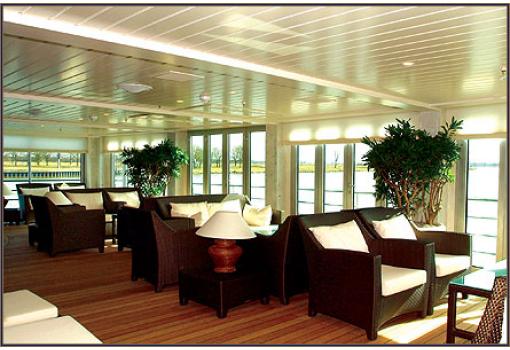 El Lounge de Popa con sus grandes ventanales 